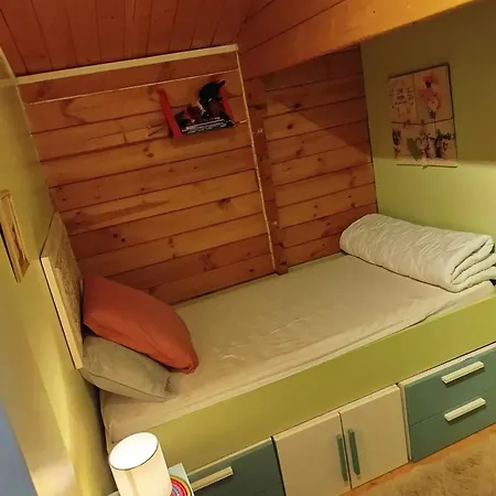 Chalet Confortable à - 36 M² Avec Jardin Attin