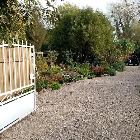 Confortable à - 36 M² Avec Jardin Attin
